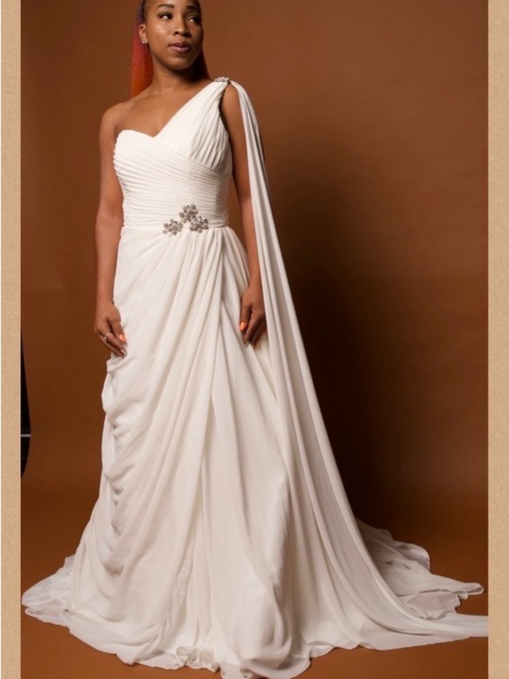 Elegant One-Shoulder White Chiffon Gown with Draped Train